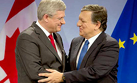 Stephen Harper e José Manuel Barroso trocam cumprimentos após a assinatura do acordo em Bruxelas. (DIREITOS RESERVADOS)