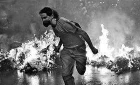 Manifestantes ergueram barricadas em chamas nas ruas do Rio de Janeiro. (RICARDO MORAES/REUTERS)