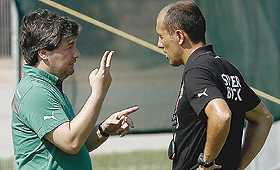 Bruno de Carvalho tem assistido a alguns treinos do Sporting, orientados por Leonardo Jardim. (PAULO CALADO)