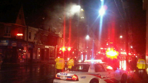 Bombeiros combatem um incêndio num prédio abandonado, na Bathurst Street, ao sul da Dupont Street, na madrugada de segunda-feira, 7 outubro, 2013. (Cam Woolley/CP24)Bombeiros combatem um incêndio num prédio abandonado, na Bathurst Street, ao sul da Dupont Street, na madrugada de segunda-feira, 7 outubro, 2013. (Cam Woolley/CP24)