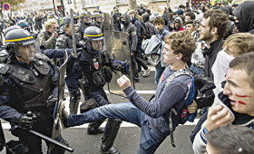 Estudantes protestam há três dias em Paris contra a deportação da jovem de ascendência cigana Leonarda Dibrani (IAN LANGSDON/EPA)