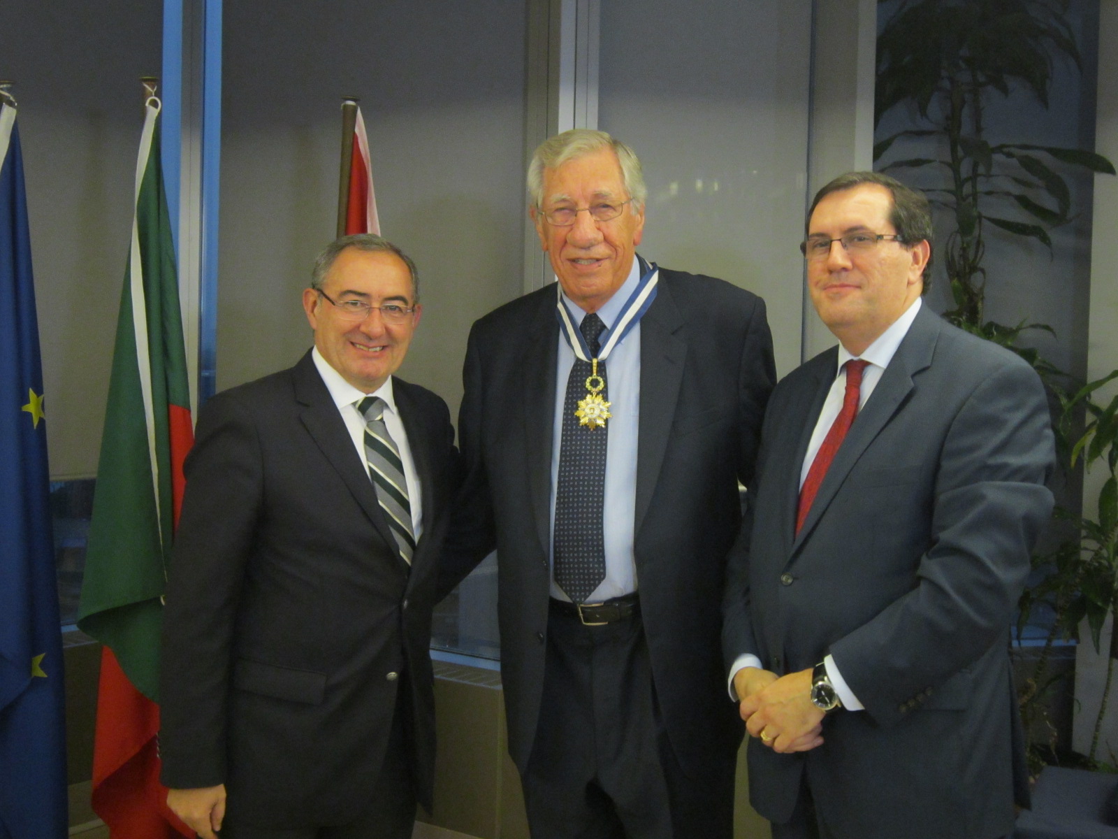 João Santos (ao centro) obteve o reconhecimento da República Portuguesa. Na foto, com José Cesário, Secretário de Estado das Comunidades Portuguesas, e Júlio Vilela, Cônsul-Geral de Portugal em Toronto.