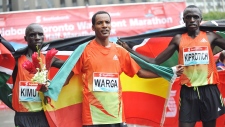 Na edição 2012, Sahle Warga, da Etiópia, (centro), termina em primeiro lugar na Scotiabank Toronto Waterfront Marathon, seguido pelos atletas quenianos Kiplimo Kimutai e John Kiprotich. (The Canadian Press / HO)