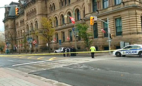 A polícia de Ottawa investiga um pacote suspeito, num prédio que abriga o gabinete do Primeiro-Ministro - 16 de outubro, 2013.