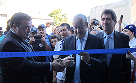 Cesário Brás (à direita) ajuda Pinto da Costa durante o corte oficial da fita de inauguração da nova sede.