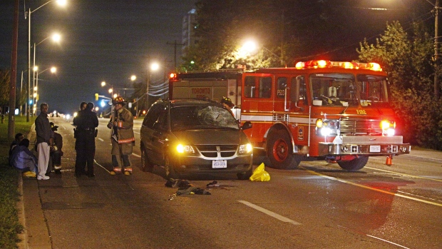 Bombeiros no local do acidente onde um peão foi fatalmente atingido por um veículo, na Finch Avenue, a leste da Dufferin Street – 5 de outubro, 2013 (Tom Podolec/CP24)