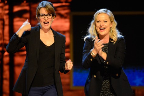 Tina Fey e Amy Poehler falam no palco da Comedy Central's Night of Too Many Stars - 13 outubro de 2012.. WIRE IMAGE/Kevin Mazur.