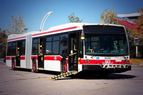 O novo autocarro articulado da TTC. Cortesia de Karen Stintz (@ karenstintz).