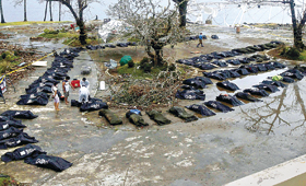 Uma morgue a céu aberto na cidade de Tacloban, a mais afetada pelo supertufão ‘Haiyan’