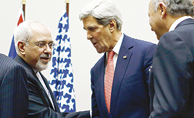 Aperto demão entre Mohammad Javad Zarif e John Kerry selou acordo histórico em Genebra. (DENIS BALIBOUSE / REUTERS)