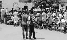 O atraso na abertura de mesas de voto provocou longas filas de eleitores em Chimoio, província de Manica (foto), e noutros municípios (ANDRE CATUEIRA/LUSA)