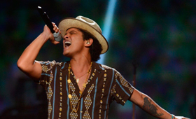 [Bruno Mars atua no iHeartRadio Music Festival, em Las Vegas. (Photo by Al Powers / Powers Imagery / Invision / AP, File)