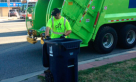 Um empregado da Green For Life (GFL) recolhe o lixo na Sheppard Avenue West, em Toronto (Foto de arquivo. CP24/Cam Woolley)