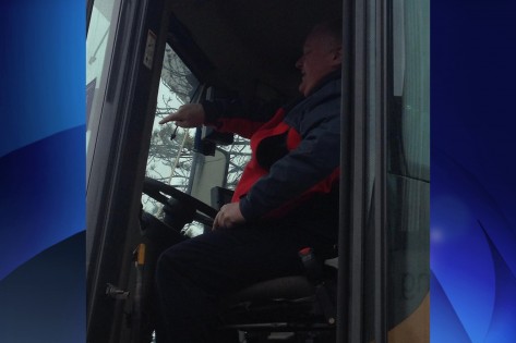 Rob Ford n um limpa-neves, durante a conferência de imprensa sobre os planos de remoção de neve da cidade. CityNews / Cynthia Mulligan.