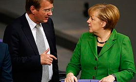 Angela Merkel com Ronald Pofalla. (Reuters/Thomas Peter)