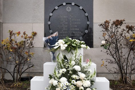 Flores colocadas em frente à placa memorial, na École Polytechnique, em Montreal. Foto de arquivo. THE CANADIAN PRESS/Ryan Remiorz.