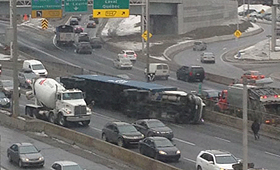 MONTREAL: CAPOTAMENTO NA AUTOESTRADA 40