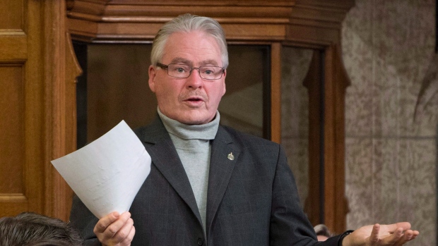 O deputado independente, Bruce Hyer, durante o período de perguntas na Câmara dos Comuns. (The Canadian Press / Adrian Wyld)