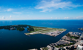 Imagem do Billy Bishop Toronto City Airport - 26 de julho, 2013. (The Canadian Press / Michelle Siu)