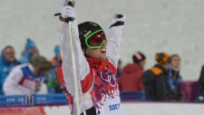 Alex Bilodeau do Canadá comemora a vitória. (The Canadian Press / Jonathan Hayward)