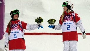 Justine Dufour-Lapointe, à direita, comemora a sua medalha de ouro com a irmã e medalhista de prata Chloe Dufour-Lapointe, à esquerda, no Rosa Khutor Extrema Park, nos Jogos Olímpicos de Inverno de 2014. (AP / Andy Wong)