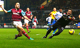 Júlio César, à direita, em ação pelo QPR. (Clive Rose / Getty