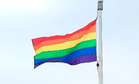 A bandeira do orgulho hasteada no exterior da Câmara Municipal de Otava - 7 de fevereiro, 2014, em protesto contra as leis anti-gays da Rússia, presentemente anfitriã dos Jogos Olímpicos de inverno.