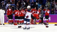 O desalento de Michelle Picard, dos Estados Unidos (23), depois da seleção do Canadá marcar o golo da vitória, que levou à conquista da medalha de ouro para o hóquei feminino canadiano. (AP Photo / Matt Slocum)