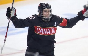 Hayley Wickenheiser comemora um golo contra a Suíça - 8 de fevereiro de 2014. Comité Olímpico do Canadá.