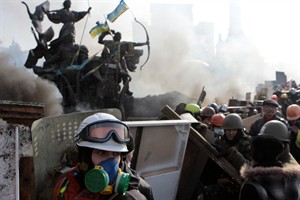 Manifestantes anti-governo durante os confrontos com a polícia anti-motim na Praça da Independência de Kiev, o epicentro da instabilidade atual do país, em Kiev, na Ucrânia. Associated Press / Sergei Chuzavkov