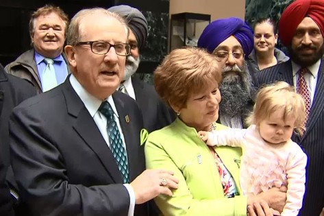 O ex-deputado federal Steve Mahoney com a sua esposa Katie, após o registo para concorrer à presidência de Mississauga, Março 17, 2014. CityNews