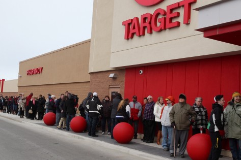 Centenas de compradores aguardam a abertura da nova loja Target em Guelph, Ontário. Foto de arquivo. THE CANADIAN PRESS/Dave Chidley