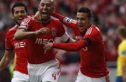 Dois golos de Luisão e um de Rodrigo permitiram ao Benfica vencer em Londres o Tottenham por 3-1, em jogo da primeira mão dos oitavos de final da Liga Europa (Foto: Lusa e Reuters)