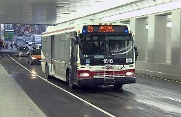 Um autocarro da TTC circula pelo viaduto da Dufferin. CityNews