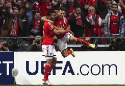 BENFICA VENCE JUVENTUS POR 2-1