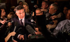 O ministro das Finanças do Ontário Charles Sousa fala aos jornalistas. (The Canadian Press / Chris Young)