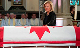 Christine Elliott toca no caixão do seu falecido marido, no funeral de Estado de Jim Flaherty, em Toronto - 16 de abril, 2014. (Frank Gunn / The Canadian Press)