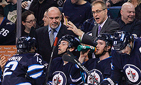 O treinador dos Winnipeg Jets, Paul Maurice, durante uma pausa no segundo período de um jogo da NHL. (THE CANADIAN PRESS/John Woods)