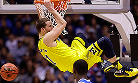 Nik Stauskas durante um jogo do torneio de basquetebol universitário NCAA. (AP Photo / David J. Phillip)