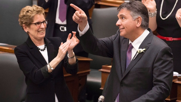 O ministro das Finanças do Ontário, Charles Sousa com primeira-ministra do Ontário, Kathleen Wynne, durante a apresentação do orçamento provincial 2013, no Queen’s Park em Toronto - 2 de maio, 2013. (The Canadian Press/Nathan Denette)