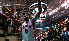 Amir Johnson dos Toronto Raptors celebra a vitória da sua equipa (110-100) sobre os Milwaukee Bucks em Toronto - 14 de abril, 2014. (THE CANADIAN PRESS/Chris Young)