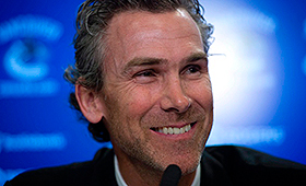 Trevor Linden sorridente na conferência de imprensa em Vancouver - 9 de abril, 2014. (The Canadian Press / Jonathan Hayward)