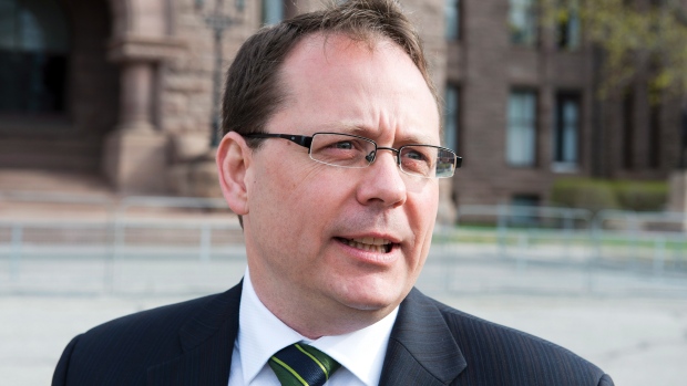 O líder do Green Party, Mike Schreiner, lança a sua campanha em frente à Assembleia Legislativa do Ontário, em Toronto - 07 de maio de 2014. THE CANADIAN PRESS/FRANK GUNN