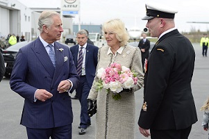 Príncipe Charles e Camilla, a Duquesa da Cornualha, são recebidos por oficiais em Halifax - 18 de maio, 2014. THE CANADIAN PRESS/Paul Chiasson