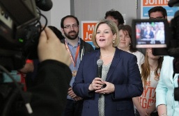 A líder do NDP, Andrea Horwath, fala durante um comício eleitoral em Kitchener, Ontário. THE CANADIAN PRESS/Colin Perkel