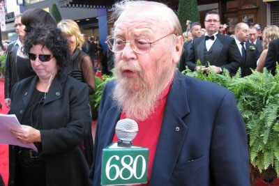 O autor canadiano Farley Mowat fala com a 680News, antes de receber a sua estrela no Passeio da Fama de Hollywood em 2010. 680News/Eva Fragiskatos