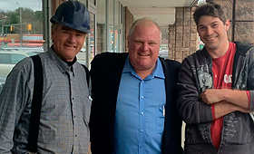 Rob Ford foi visto em Bracebridge na tarde de sexta-feira. Ele posou para fotos com vários transeuntes. (Cortesia: Karman Ribeiro)