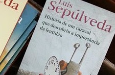 LUIS SEPÚLVEDA PUBLICA “HISTÓRIA DE UM CARACOL QUE DESCOBRIU A IMPORTÂNCIA DA LENTIDÃO”