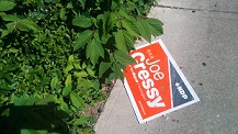 Sinal de campanha do candidato Joe Cressy (NDP) é visto abandonado numa calçada em Trinity-Spadina. (Sandie Benitah / CP24)