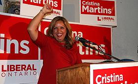 Cristina Martins celebra a vitória com os muitos apoiantes que se deslocaram à Casa do Alentejo (Toronto)